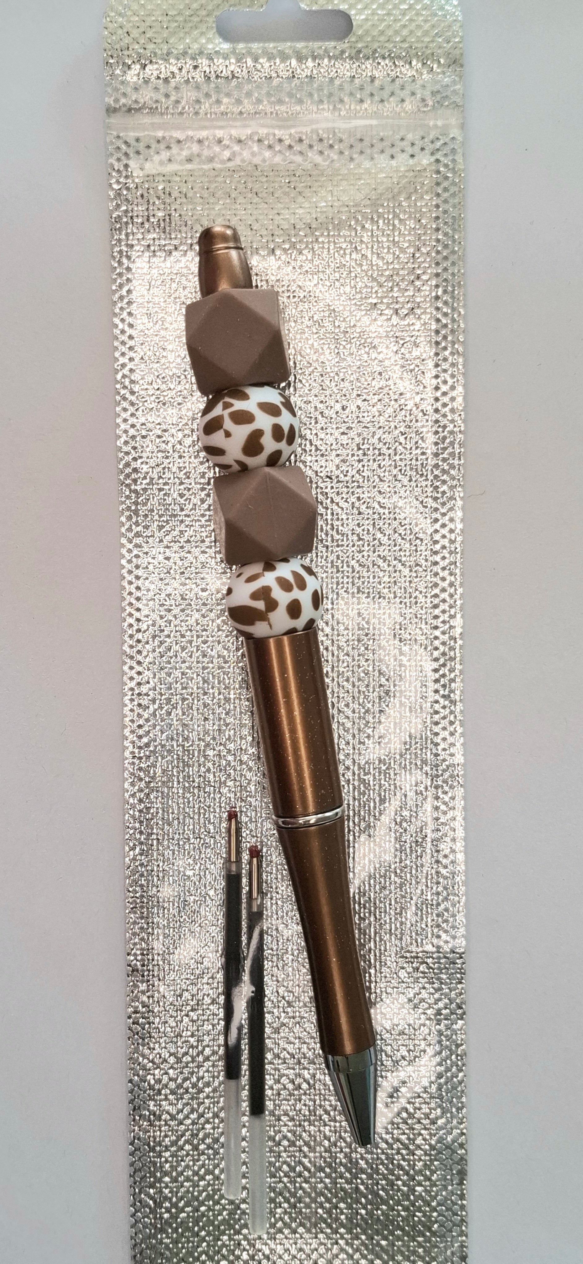 Stylo marron et blanc