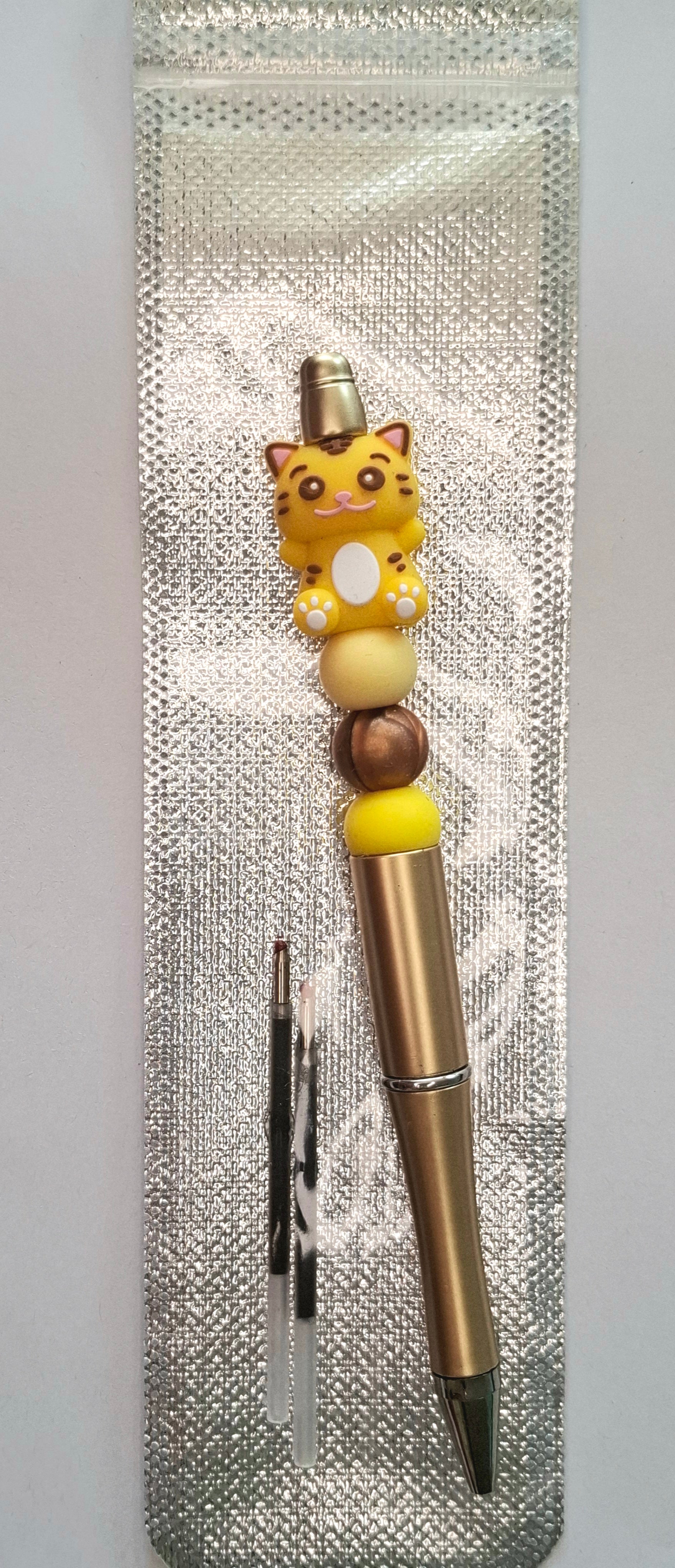 Stylo doré et chat. Cute