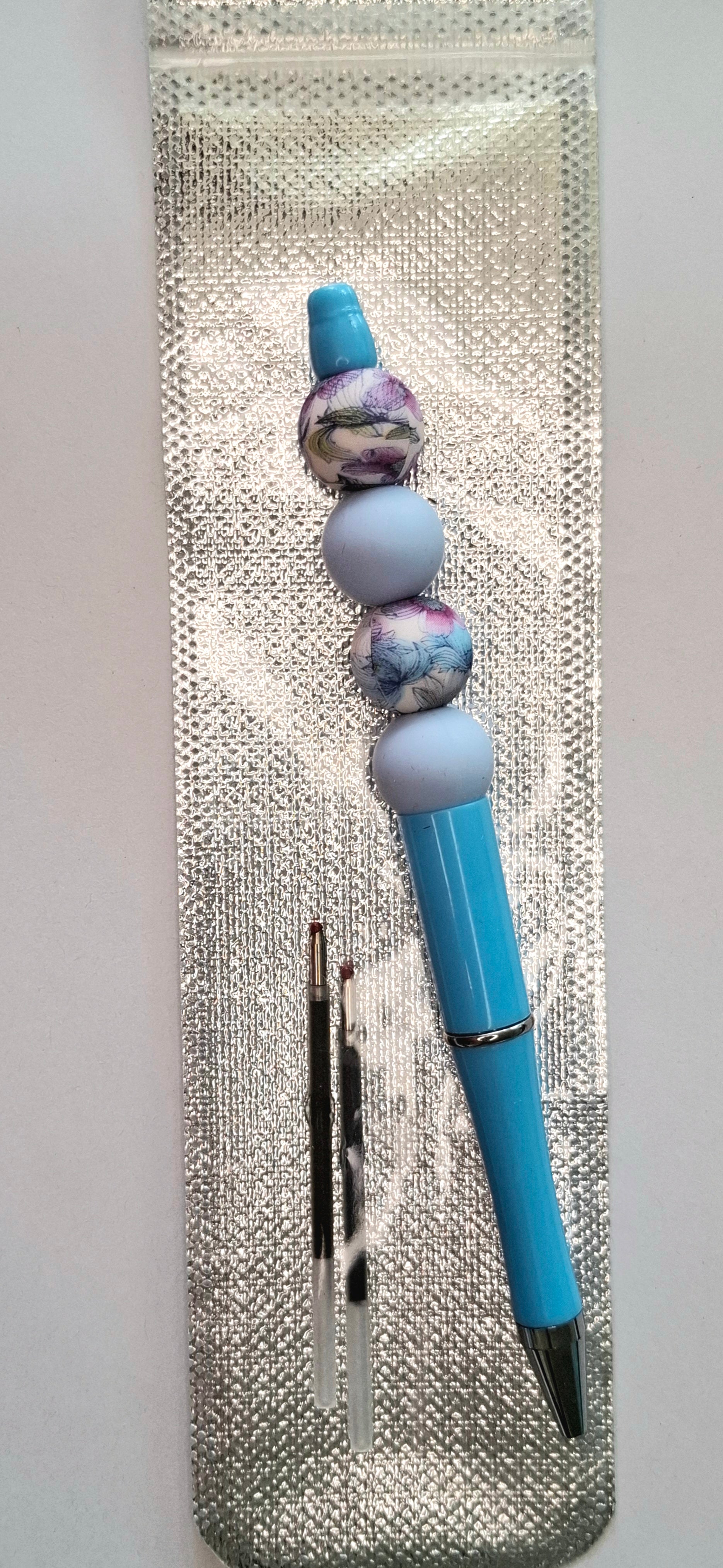 Stylo bleu aux délicates fleurs